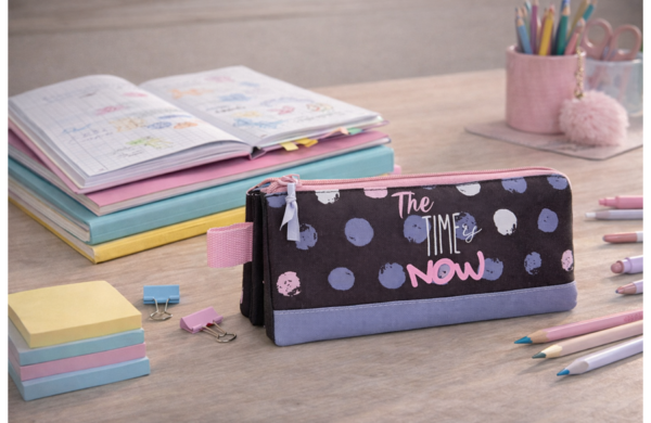 Roll Road The Time Is Now prazna pernica sa 3 pregrade i tufnastim dezenom