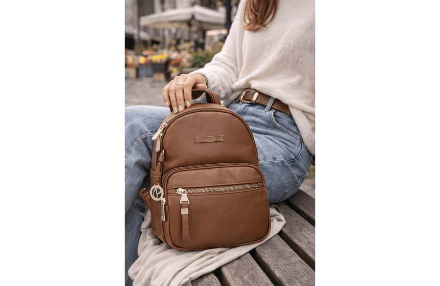 Pepe Jeans ELIA ženski modni ranac od eko kože sa prednjim džepom i metalnim logo detaljem u braon boji - lifestyle