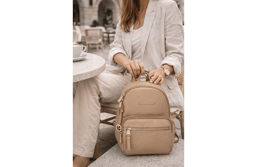 Pepe Jeans ELIA ženski modni ranac od eko kože sa prednjim džepom i metalnim logo detaljem u bež boji - lifestyle
