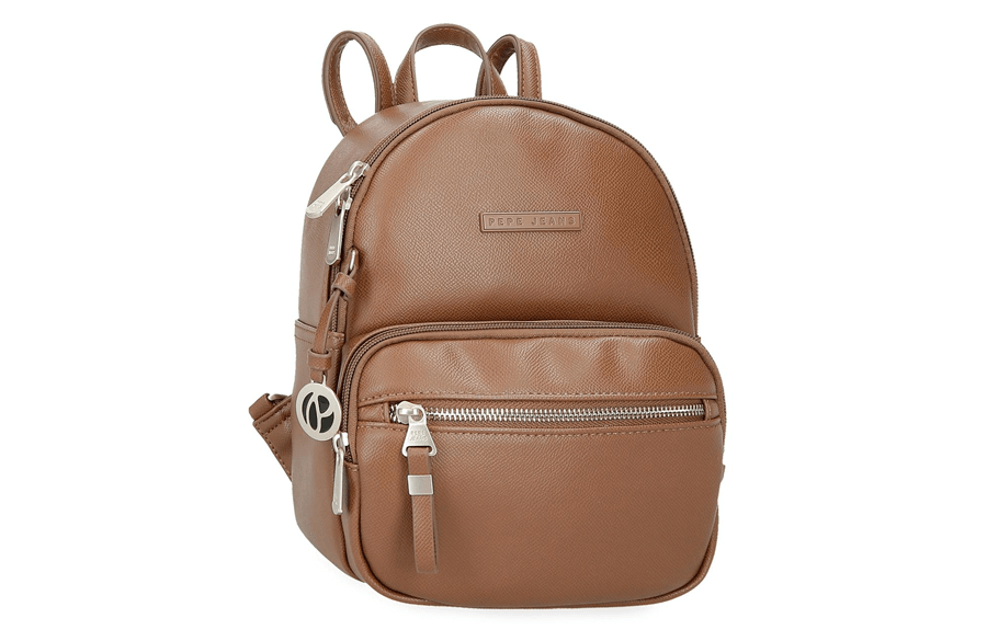 Pepe Jeans ELIA ženski modni ranac od eko kože sa prednjim džepom i metalnim logo detaljem u braon boji.