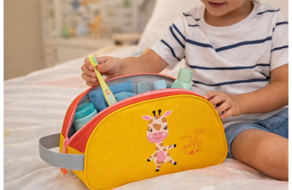 Dečiji neseser Roll Road Happy Pets sa razigranim životinjskim motivom, kompaktan i praktičan za putovanja i svakodnevnu upotrebu.