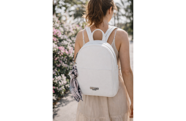 Pepe Jeans Margaret modni ranac beli od eko kože sa dekorativnom maramom, kompaktan ženski ranac za svakodnevnu upotrebu