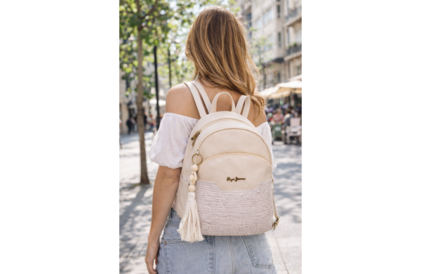 Pepe Jeans CLARA ženski ranac od eko kože sa pletenom teksturom i resama, mali urbani ranac za svaki dan