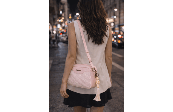 PEPE JEANS CLARA ženska torba na rame roze boje sa pletenim detaljem, dve pregrade i podesivim kaišem