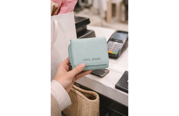 PEPE JEANS PAOLA ženski novčanik pastelni kompaktni elegantni novčanik 10x8x3 cm za kartice novac i svakodnevnu upotrebu