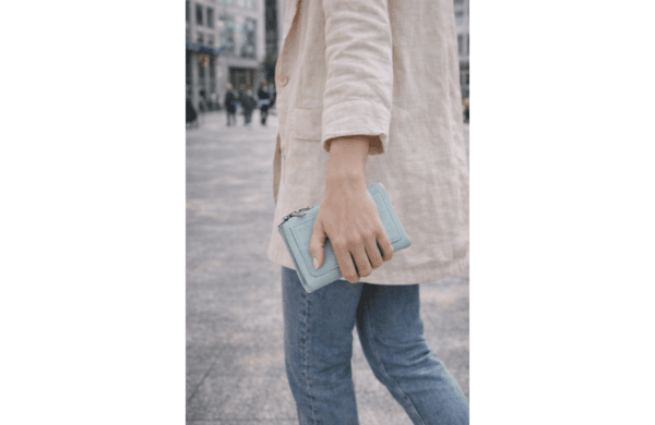 PEPE JEANS PAOLA ženski novčanik pastelni novčanik sa više pregrada zip džepovima i odvojivim delom dimenzije 13.5x9x2 cm