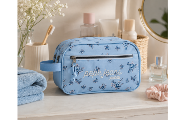 PEPE JEANS OLIVIA ženski neseser sa 2 pregrade u svetloplavoj boji sa floralnim motivima