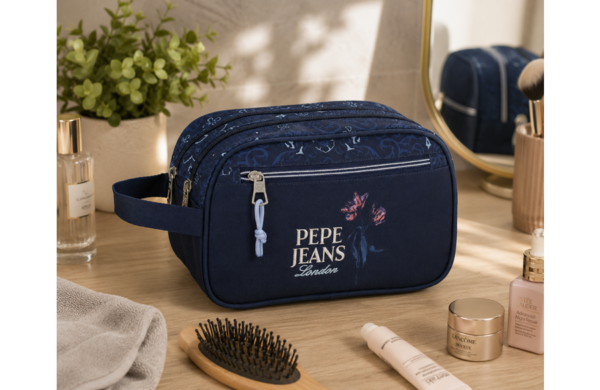 PEPE JEANS LENAY ženski neseser sa 2 pregrade u teget boji sa urbanim printom i rajsferšlus zatvaranjem