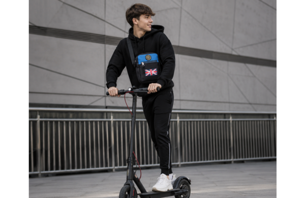 PEPE JEANS HENRY muška torba na rame u crno-plavom sportskom dizajnu