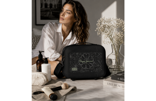 PEPE JEANS ELOISE ženski neseser u crnoj boji sa floralnim motivima, ručkom i podesivom naramenicom za elegantna i organizovana putovanja