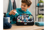 MOVOM MONSTERS dečiji neseser sa 2 pregrade 26 × 16 × 10 cm sa graffiti motivima i dve odvojene pregrade